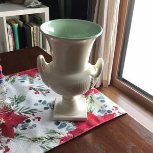 Vintage Red Wing vase/Urn!💚🤍